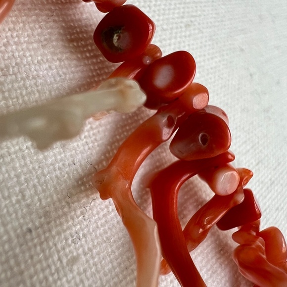 Signed Les Bernard Vintage Salmon Coral Branch Necklace – 28" – 1970s - Picture 3 of 9